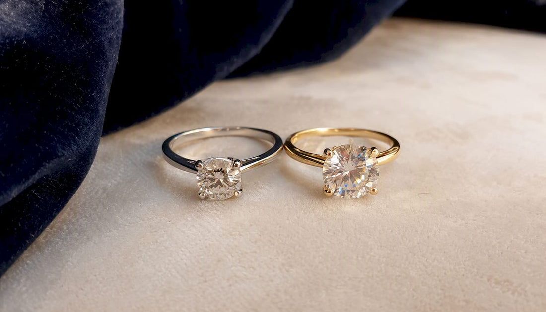 Dos sortijas de compromiso, una con diamante y otra con zirconia