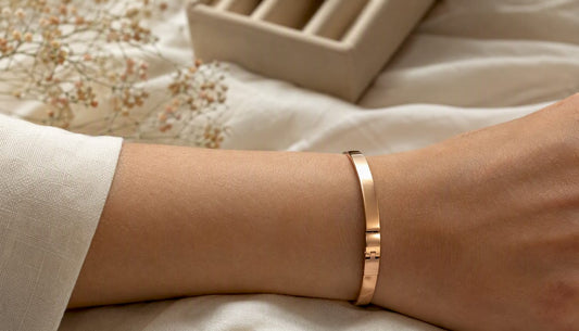 Detalle de pulsera de acero inoxidable en tono oro rosa