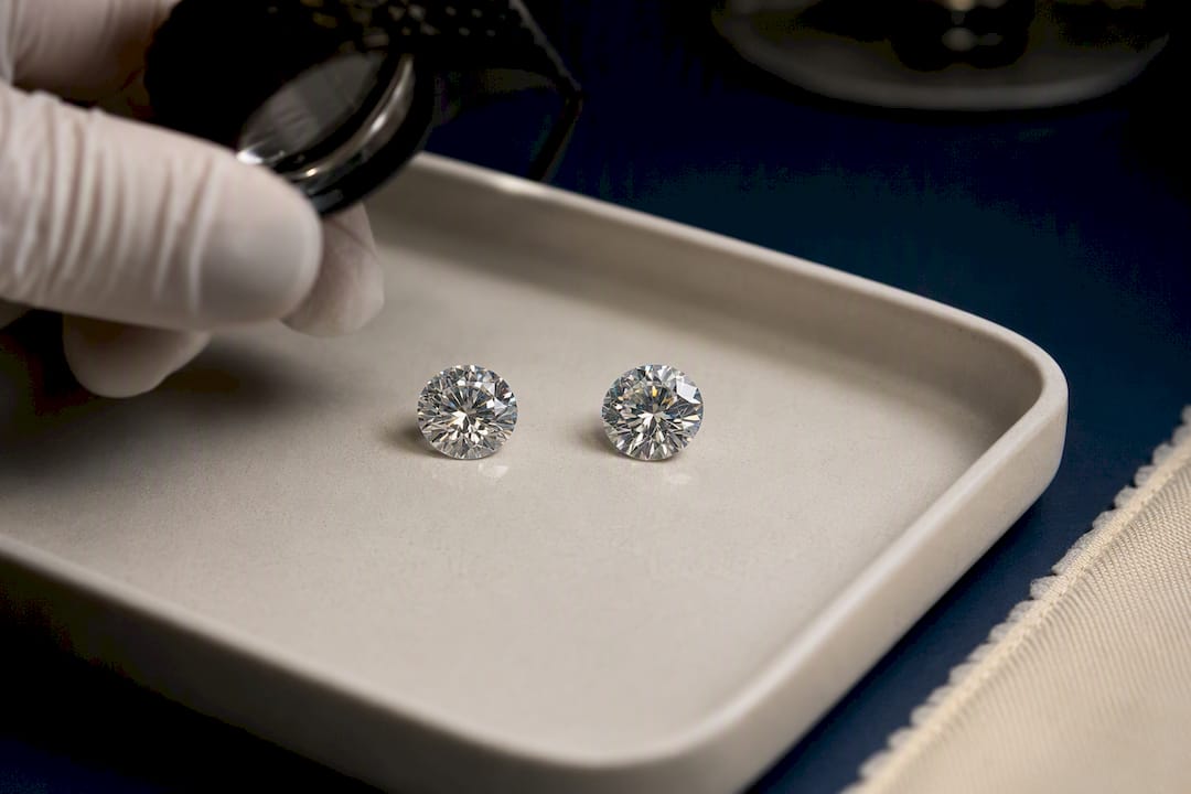 Moissanita y diamante sueltos analizados con examen gemológico