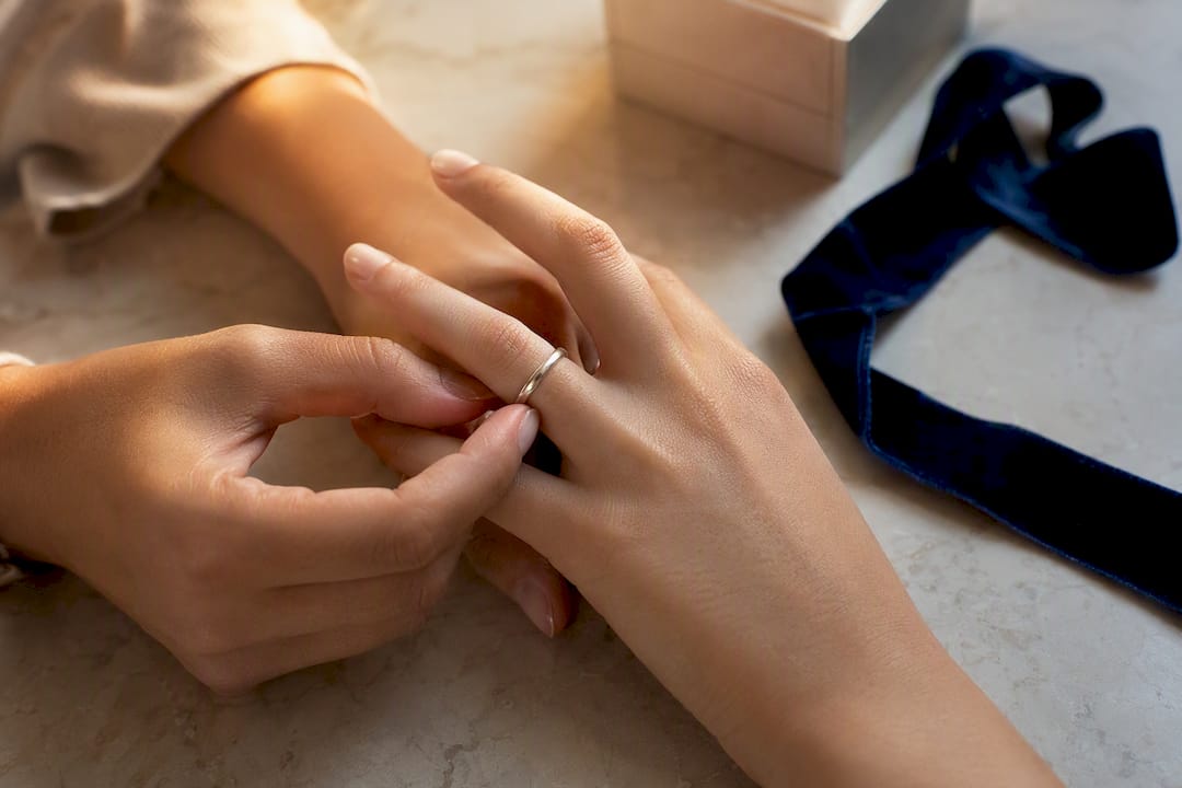 Mano probándose un anillo de promesa
