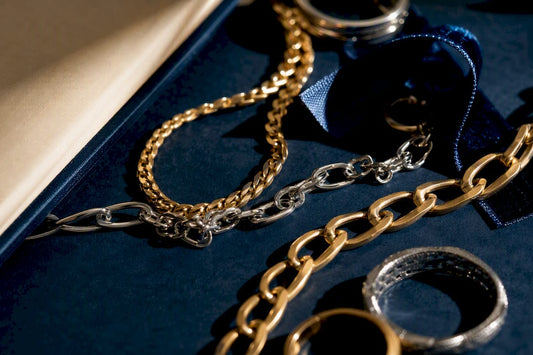 Detalles de joyas que combinan oro y plata