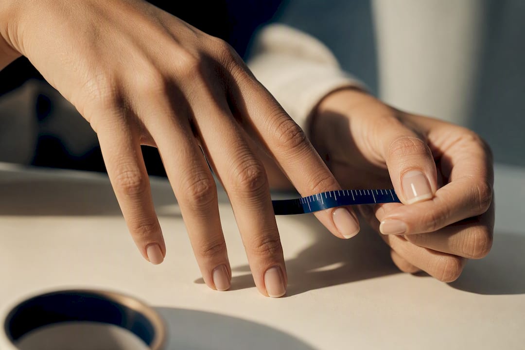 Mano midiendo un dedo para anillo midi
