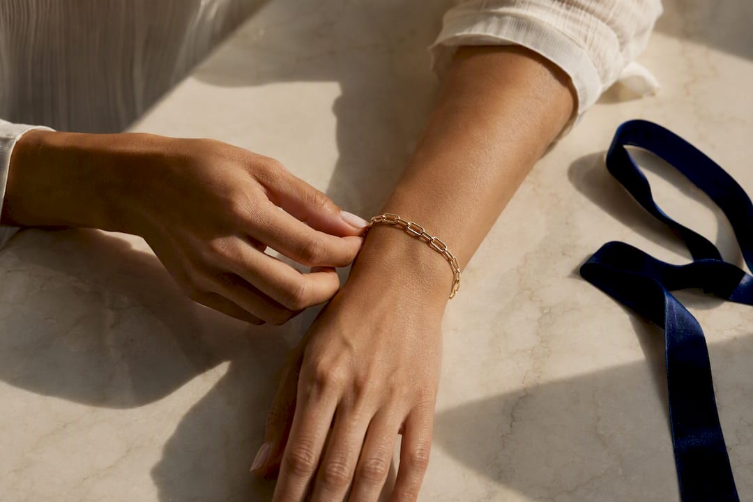 Primer plano de una pulsera de cadena en la muñeca
