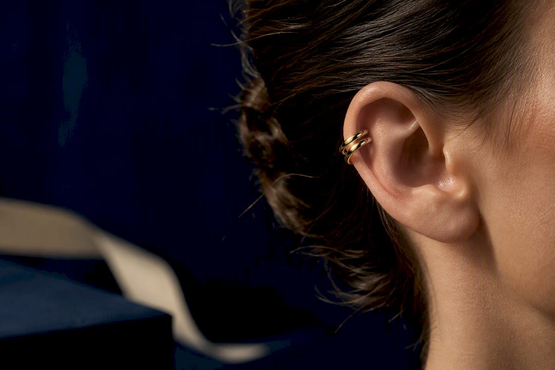 Oreja con ear cuff sin necesidad de perforación