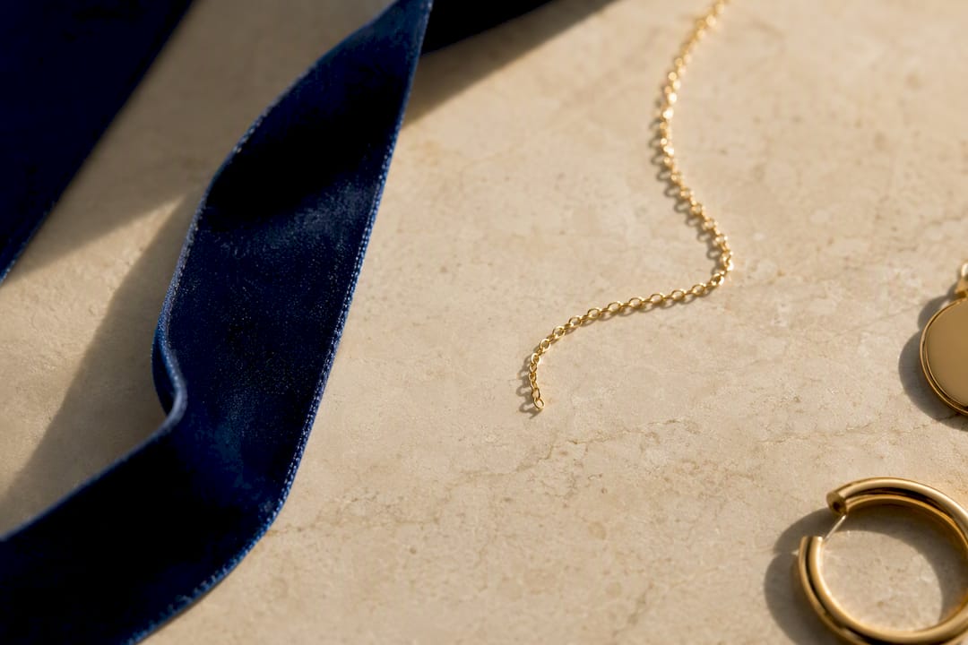 Detalles recortados de joyas clásicas sobre fondo de piedra crema
