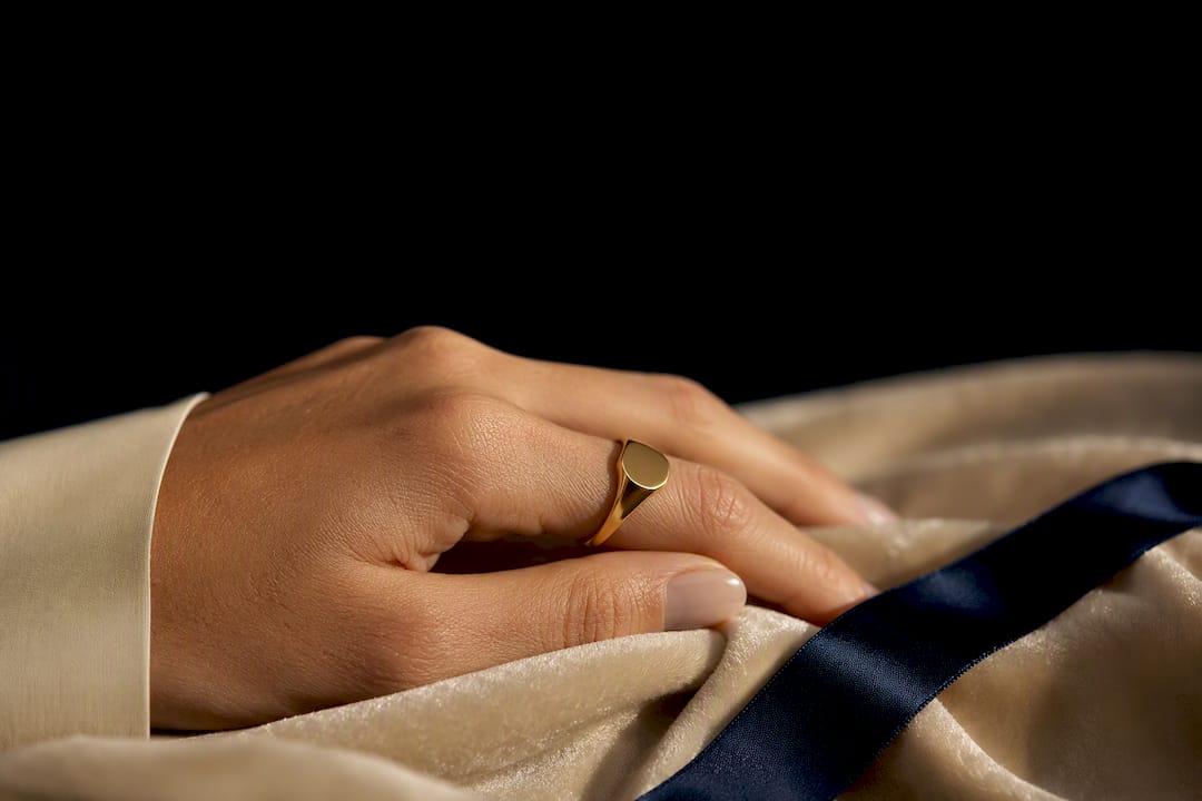 Detalle de un anillo sello femenino sobre terciopelo