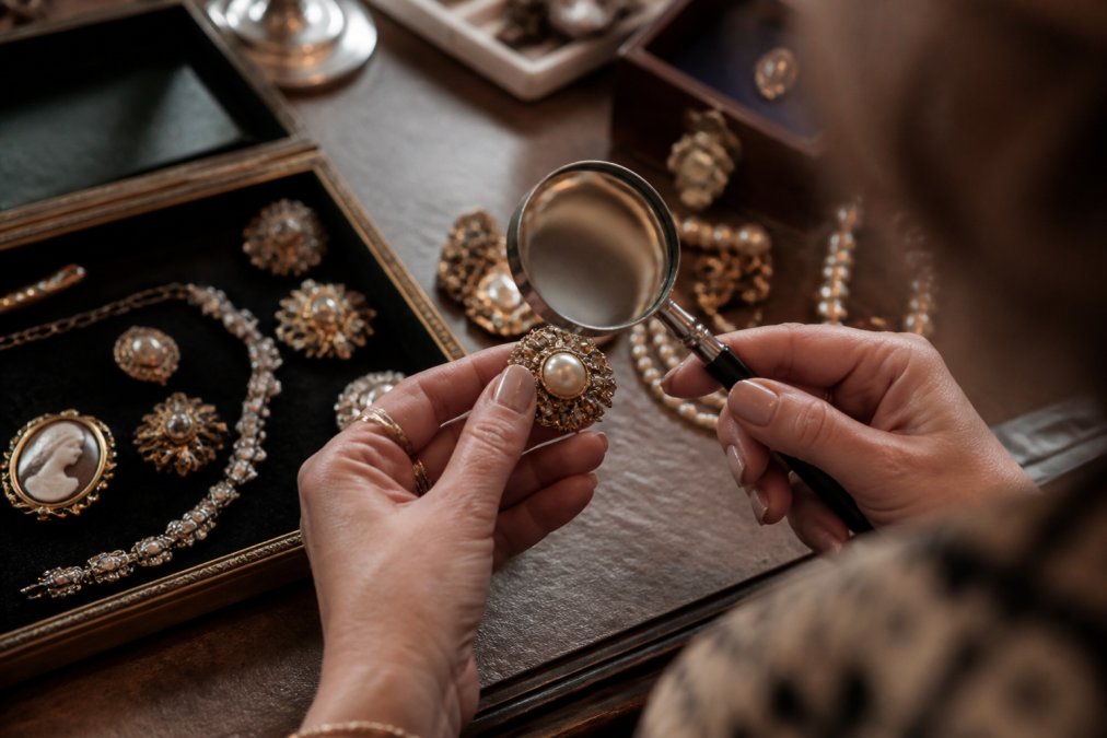 How to Buy Vintage Jewelry for Beginners: 2026 Guide