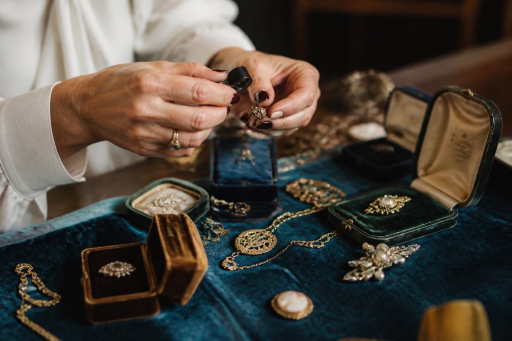 Tips for Buying Vintage Style Jewellery: A 2026 Guide
